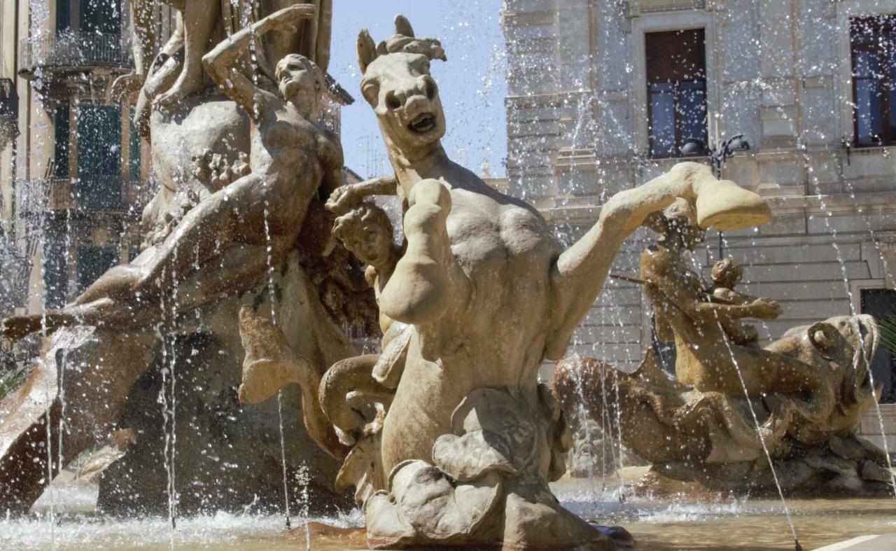 Casa Nagale- Una Suite Di Charme Nel Cuore Di Ortigia A 50 Mt Dal Mare Syracuse Bagian luar foto